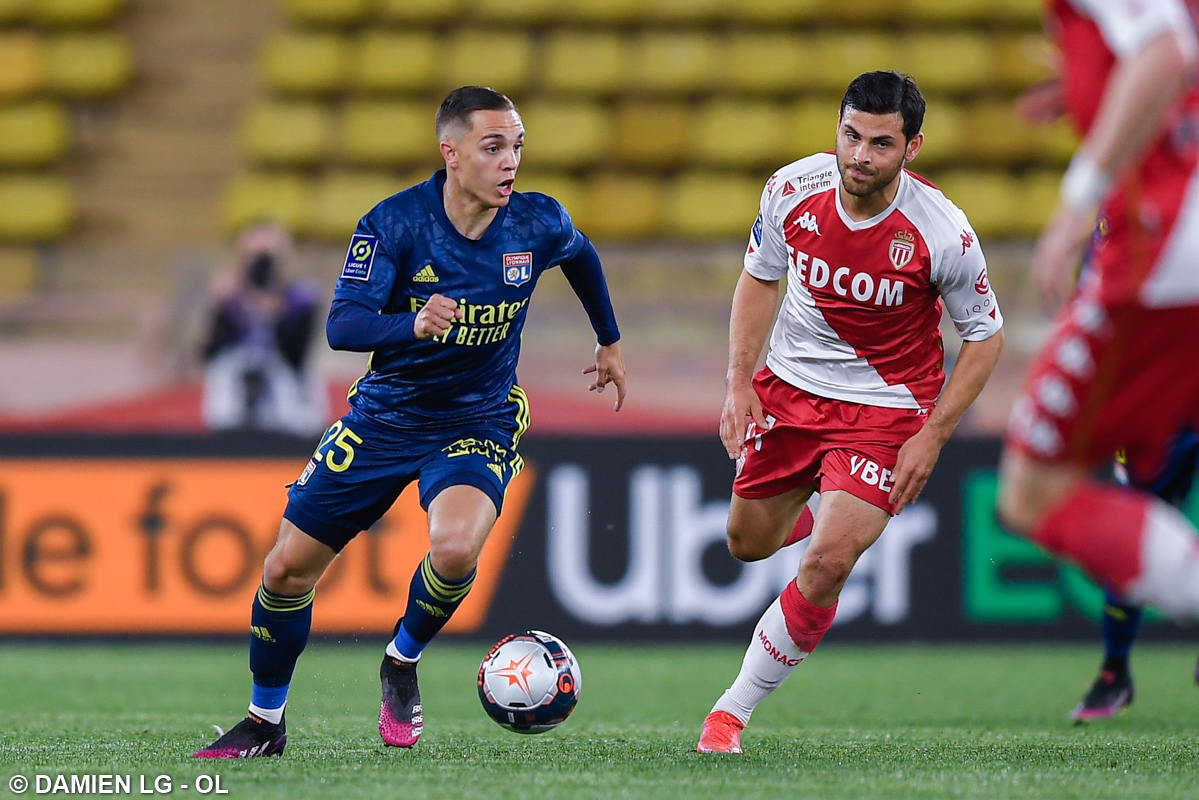 九游在线入口 -守门员站在靠近远端门柱附近两名后卫专守