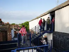 关于转折点！埃因霍温再遭质疑；社区盾今晨攻防权衡；赛场秩序良好；更衣室氛围转暖的信息